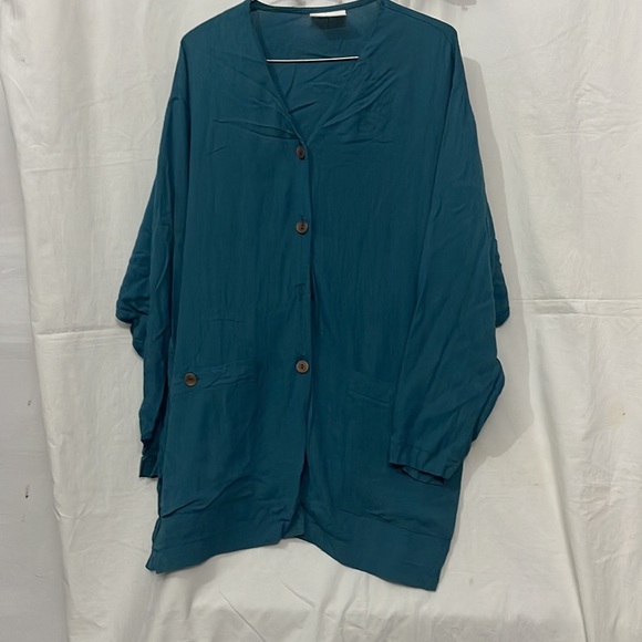 Stylish BLUE Shirt in Size XL
Size XL
Excellent Fabric
Color Blue - Picture 4 of 5
